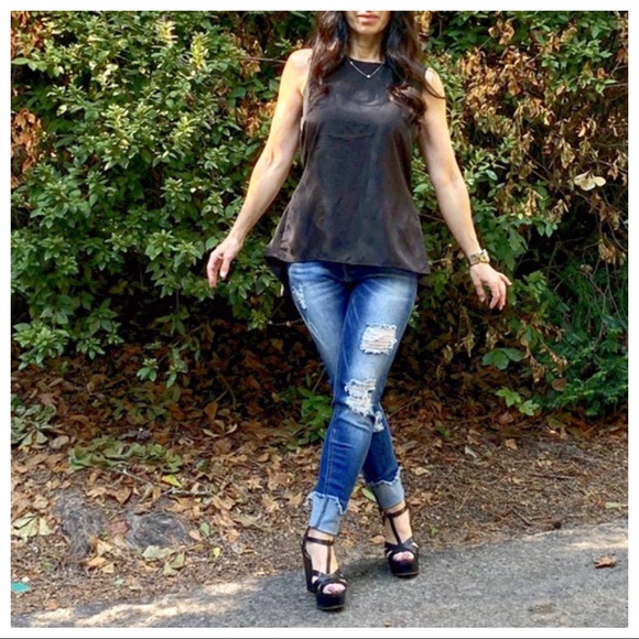 ✨LAST ONE✨Black High/Low sleeveless top - Picture 2 of 4